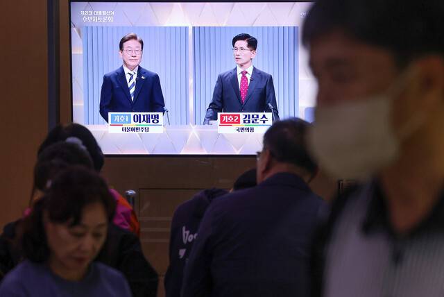 지난 23일 서울역 대합실 TV로 제21대 대통령선거 2차 후보자 토론회가 생중계되고 있다. 연합뉴스