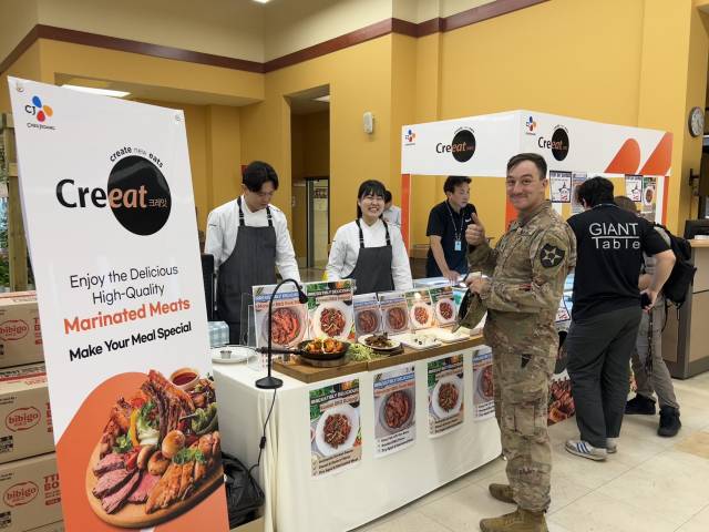 16일 경기도 평택시의 한 주한 미군 기지에서 CJ제일제당이 진행한 시식·론칭행사에서 한 미군이 ‘크레잇’의 육가공 제품을 시식한 뒤 엄지 손가락을 치켜 올리고 있다. 사진제공=CJ제일제당