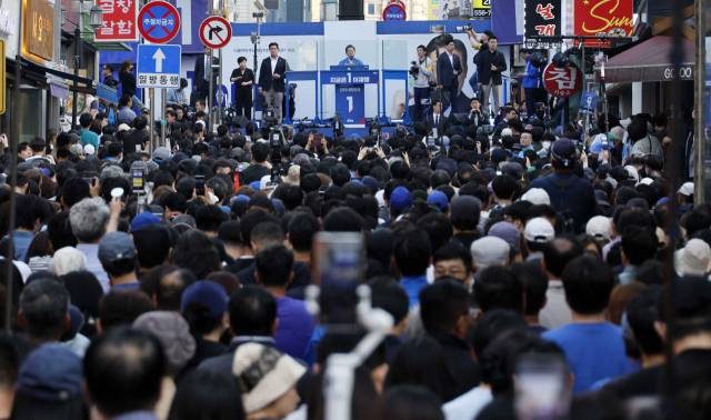 이재명 더불어민주당 대선 후보가 25일 충남 천안시 동남구 신부문화거리에서 지지를 호소하고 있다. 천안=오승현 기자 2025.05.25