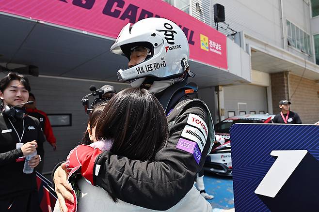 가족과 함께 승리의 기쁨을 나누는 이율. 사진: 김학수 기자