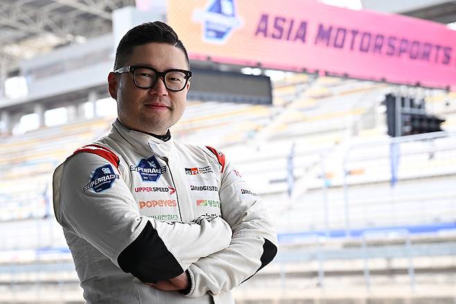 송형진이 예선을 마친 후 카메라를 향해 포즈를 취하고 있다. 사진: 김학수 기자