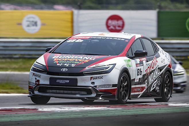 2라운드 결승 레이스에서 주행 중인 송형진. 사진: 웨이브진(WVZine)