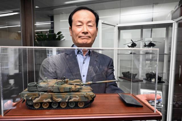 김종일 삼양컴텍 대표가 23일 서울 서초구 소재 사무실에서 서울경제신문과 인터뷰에 앞서 삼양컴텍의 방탄 세라믹 기술이 적용된 K2 전차의 모형을 들어보이고 있다.