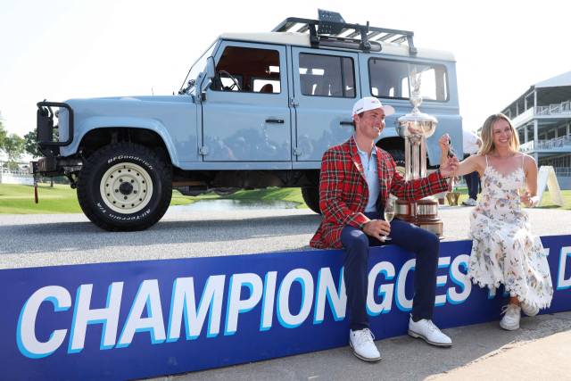 우승자 벤 그리핀과 약혼녀 데이나. 클래식 자동차를 부상으로 받았다. AFP연합뉴스