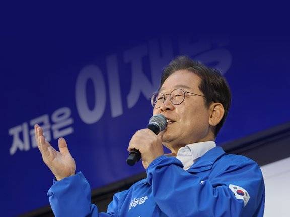 이재명 더불어민주당 대선후보가 5월 14일 경남 거제시 엠파크 차없는거리에서 열린 유세에서 지지를 호소하고 있다. 뉴시스