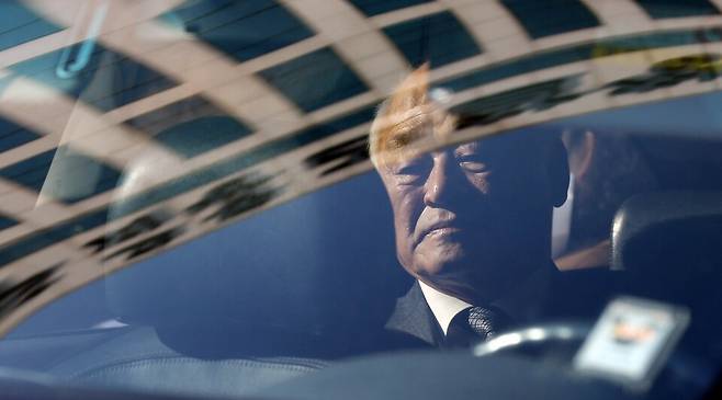 수백억원을 탈세하고도 '황제노역'으로 사회적 지탄을 받은 허재호 전 대주그룹 회장이 지난 2014년 4월 4일 오후 광주지방검찰청 앞에서 기자회견을 열어 사과를 한 뒤 계열사 피해자들의 항의로 2시간 동안 차 안에 갇혀 있다가 귀가하고 있다. ⓒ연합뉴스