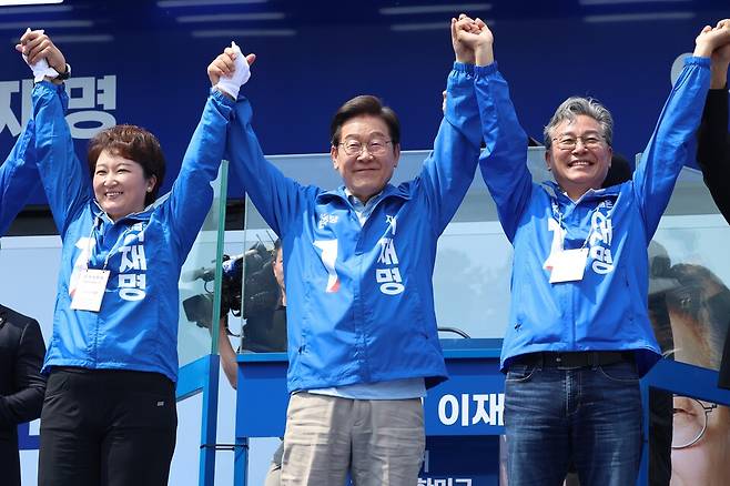 이재명 더불어민주당 대선 후보(가운데)가 26일 용인시 수지구 단국대 죽전캠퍼스 앞에서 열린 유세에서 시민들에게 인사하고 있다. ⓒ연합뉴스