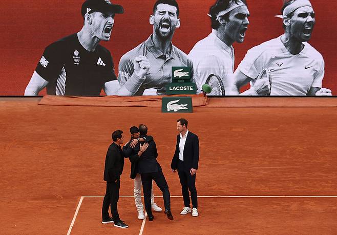 라파엘 나달이 25일 프랑스 파리 롤랑가로스의 센터코트 필리프-샤트리에에서 열린 프랑스오픈 은퇴 세리머니에서 라이벌 구도를 형성한 로저 페더러, 노바크 조코비치, 앤디 머리와 포옹하고 있다. 게티이미지코리아