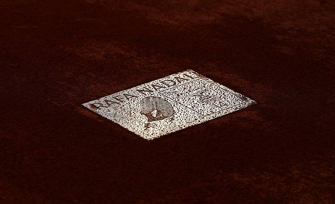 프랑스오픈이 열리는 파리 롤랑가로스의 센터코트 필리프-샤트리에 새겨진 나달의 발자국 명판. 게티이미지코리아