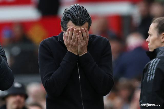 아쉬워하는 우나이 에메리 애스턴빌라 감독. /AFPBBNews=뉴스1