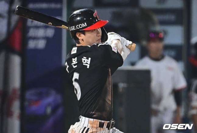 구본혁의 타격하는 모습.