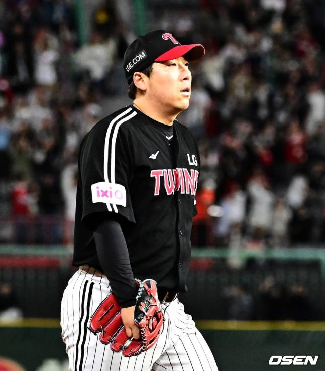 24일 경기를 마치고 아쉬워하는 김현수.