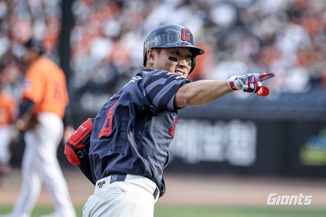 롯데 전준우가 25일 대전 한화전 9회초 2사에서 동점 솔로포를 때려냈다. /사진=롯데 자이언츠 제공