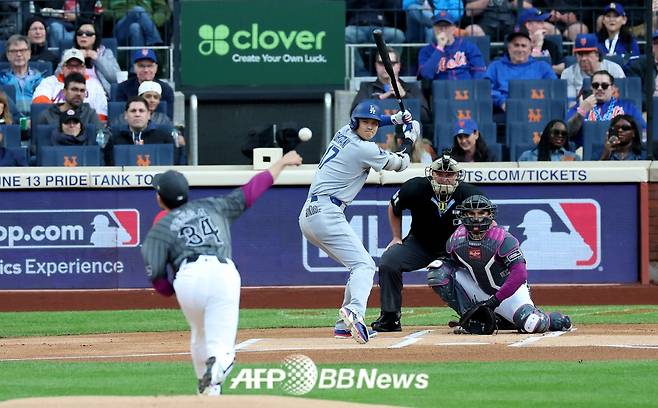LA 다저스 오타니 쇼헤이(왼쪽에서 두 번째)와 센가 코다이(왼쪽)의 1회 승부 모습. /AFPBBNews=뉴스1