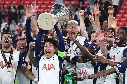 영국 축구 전문 매체 '풋볼 인사이더'는 25일 토트넘과 손흥민의 동행을 주장했다. 토트넘 소식에 정통한 것으로 정평이 난 매체의 수석 기자 피트 오루크는 '토트넘은 손흥민과의 동행을 이어가기로 결정했고, 이미 지난 1월 계약 연장 옵션을 행사했다. 손흥민은 2026년 여름까지 구단과 함께할 예정'이라고 보도했다. 오루크는 '이번 시즌 손흥민의 경기력이 최상은 아니었고, 이는 누구도 부정할 수 없는 사실"이라면서도 "하지만 토트넘은 손흥민의 풍부한 경험이 챔피언스리그 복귀 시즌에 매우 중요한 자산이 될 것으로 보고 있다'고 설명했다.