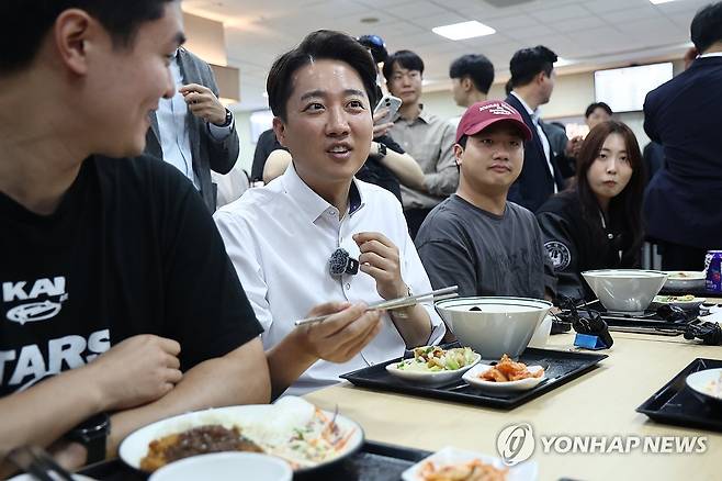 대학생들과 대화 나누는 이준석 후보 (인천=연합뉴스) 윤동진 기자 = 개혁신당 이준석 대선 후보가 지난 22일 '학식먹자 이준석' 행사가 열린 인천 미추홀구 인하대학교에서 학생들과 점심을 먹으며 대화를 나누고 있다. 2025.5.22 mon@yna.co.kr