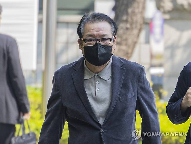 공판 출석하는 '건진법사' 전성배 씨 (서울=연합뉴스) 황광모 기자 = 2018년 지방선거 공천헌금 의혹 혐의를 받는 '건진법사' 전성배 씨가 12일 서울 양천구 서울남부지법에서 열린 1심 두 번째 공판에 출석하고 있다. 2025.5.12 hkmpooh@yna.co.kr