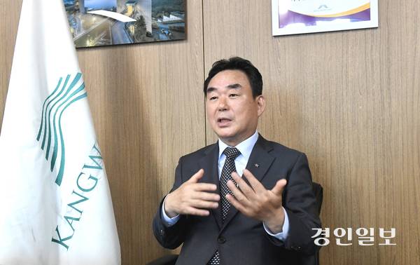 최철규 대표이사 직무대행 취임 이후 강원랜드는 역대 최대 당기순이익과 ‘비카지노 부문’ 역대 최대 매출을 기록했다. 창사 이래 처음으로 국민권익위의 공공기관종합청렴도평가에서 우수 등급을 달성한 점도 괄목할 만한 성과다.