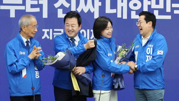 더불어민주당 박찬대 대표 직무대행 겸 원내대표와 윤여준 총괄선대위원장이 26일 서울 여의도 당사에서 열린 선대위 회의에서 허은아(오른쪽 두번째), 김용남 전 의원에게 선거운동복을 입혀주고 있다. 2025.5.26 /연합뉴스