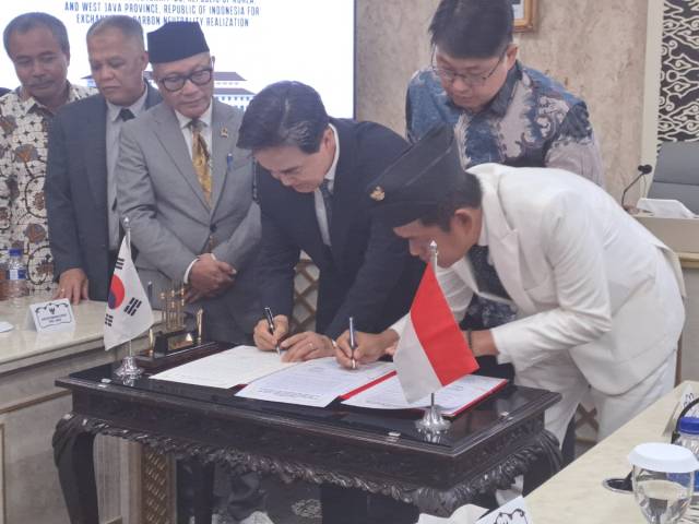 충남도와 인도네시아 서자바주가 탄소중립 공동선언을 했다. 김태흠 충남지사와 데디 물야디 인도네시아 서자바주지사가 탄소중립 공동선언문에 서명을 하고 있다.
