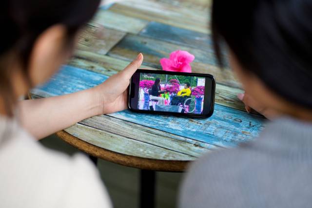 단양군과 소백산철쭉제추진위원회가 주최한 제41회 소백산철쭉제가 성황리에 마무리되며, 유튜브 생중계를 통해 100만명의 시청자들이 단양의 봄을 만끽했다. 사진은 철쭉제를 유튜브로 보고 있는 관광객 모습. 단양군 제공