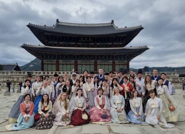 구미산동고등학교가 독일 작센주 드레스덴의 명문 인문계 고등학교인 김나지움 뷔어거뷔제와의 국제교류 프로그램을 성공적으로 마쳤다. 한복 입고 서울 경복궁을 방문한 모습. 구미산동고
