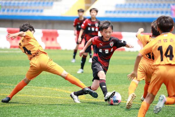 27일 제54회 전국소년체전 축구 남초부 결승에서 포철초 이건영이 원주 태장초 수비수를 제치고 있다. 사진제공 포스코교육재단