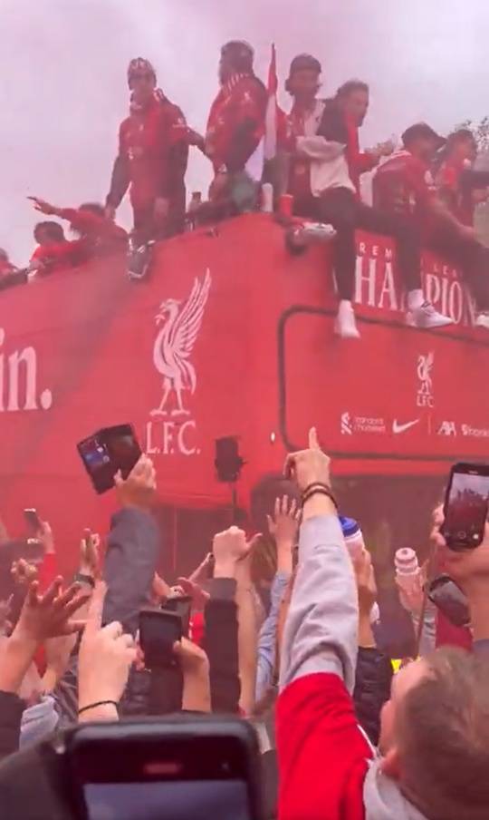 잉글랜드 프리미어 리그 리버풀 선수단이 현지시각 어제 머지사이드주 리버풀 워터 스트리트에서 리그 우승 퍼레이드를 하고 있다. AP뉴시스