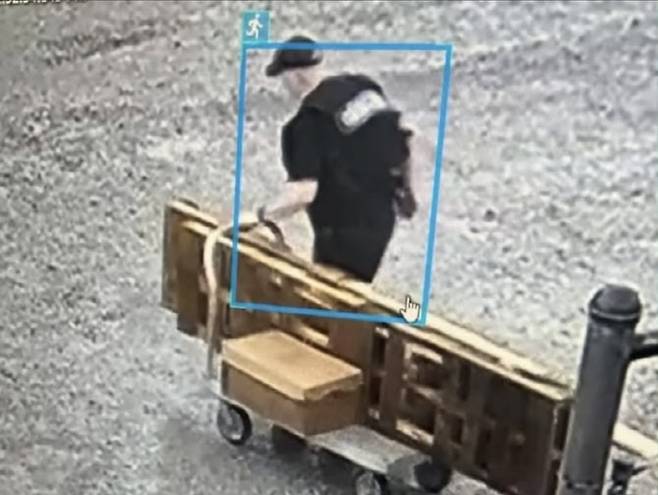 그랜트 하딘이 위조 경찰복을 입고 탈옥하는 모습. (사진=아칸소 스톤카운티 보안관)