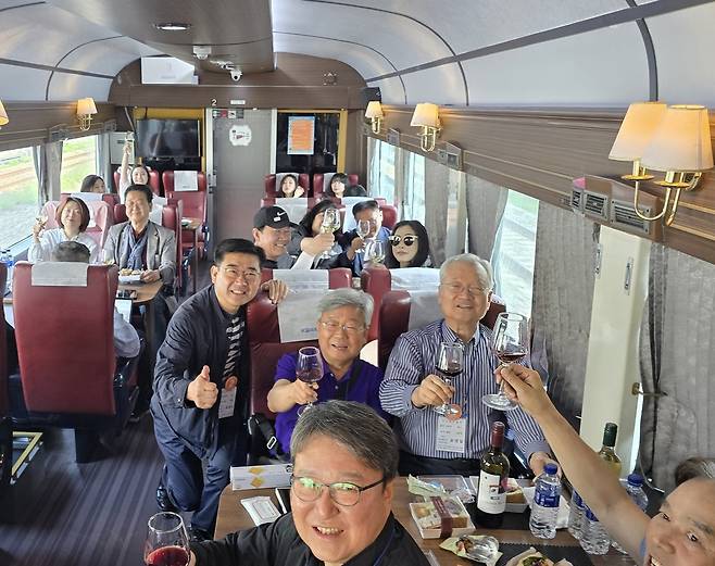 윤영달 크라운해태 회장(우측 2번째 줄)이 영동국악와인열차에서 국악계 리더들과 팸투어를 진행하고 있다.(크라운해태제과 제공)