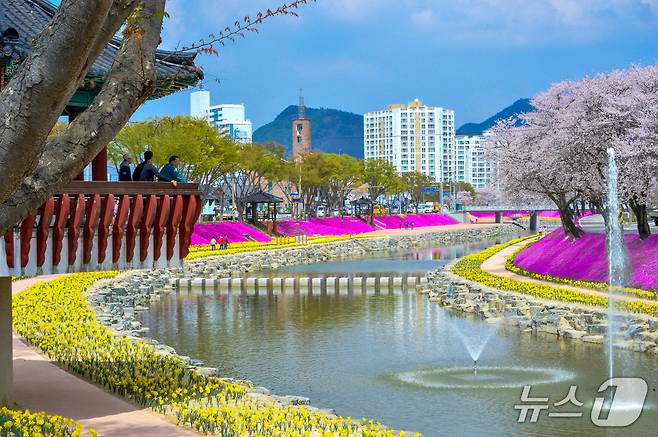 지난 4월 봄꽃으로 가득찬 순창 양지천 모습.(순창군 제공. 재판매 및 DB금지)/뉴스1