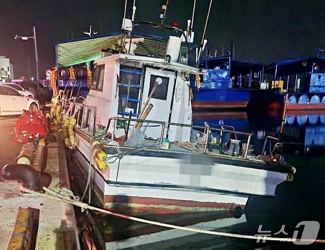 26일 통영 동호항에 계류한 어선의 선체 일부가 부두에 올라와 있다.(통영해경 제공. 재판매 및 DB금지)