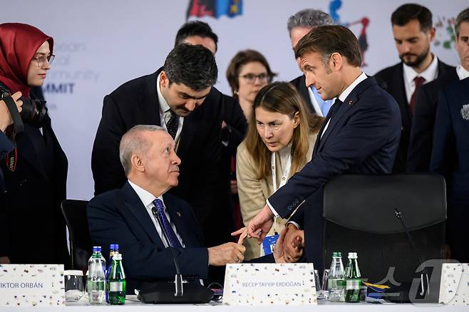 에마뉘엘 마크롱 프랑스 대통령(오른쪽)과 레제프 타이이프 에르도안 튀르키예 대통령이 16일(현지시간) 알바니아에서 열린 유럽정치공동체(EPC) 정상회의에서 인사하고 있다. 2025.05.16. ⓒ 로이터=뉴스1 ⓒ News1 이지예 객원기자