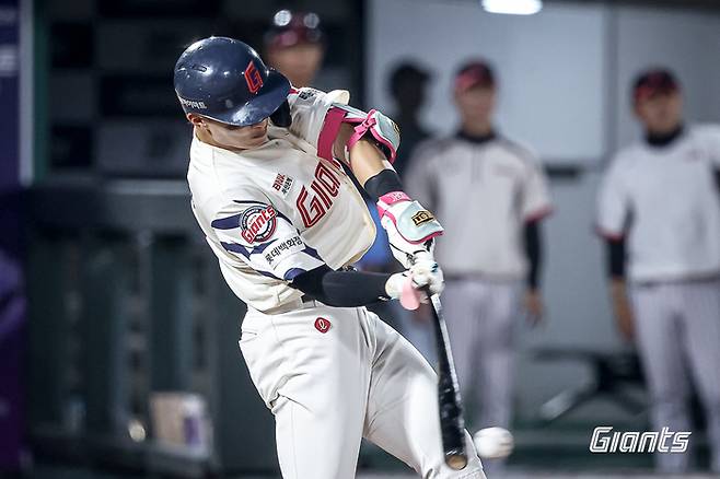 롯데 윤동희가 21일 부산 사직구장에서 열린 2025 KBO리그 정규시즌 LG전서 안타를 치고 있다. 사진 | 롯데 자이언츠