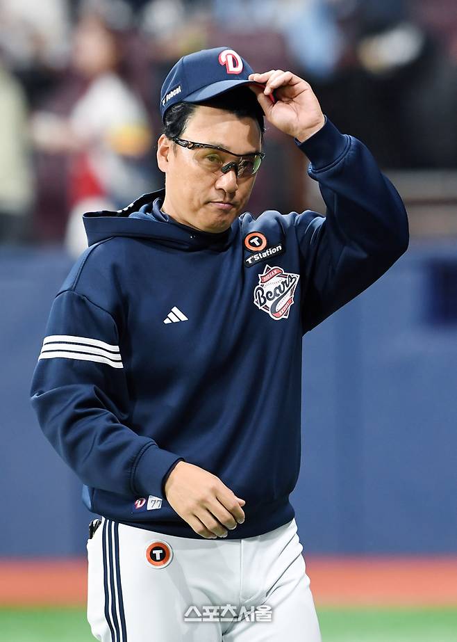 두산 이승엽 감독이 팬들을 향해 인사를 건네고 있다. 고척 | 박진업 기자 upandup@sportsseoul.com