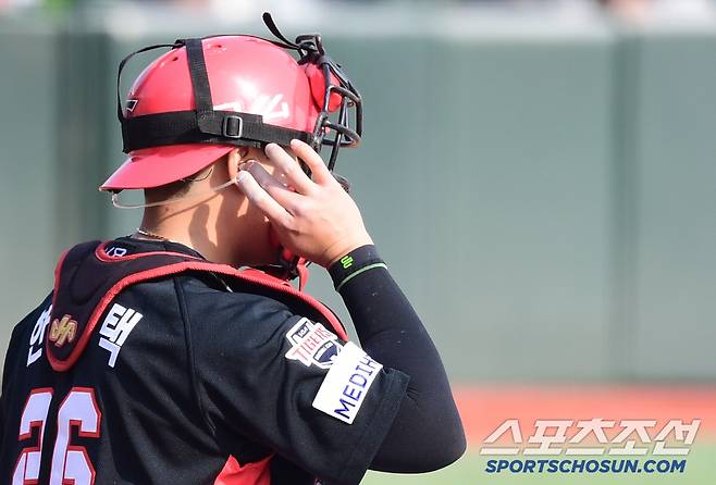 9일 부산 사직야구장에서 열린 KBO리그 시범경기 롯데와 KIA의 경기. '피치컴' 이어폰 확인하는 KIA 한승택 포수. 부산=송정헌 기자songs@sportschosun.com/2025.03.09/