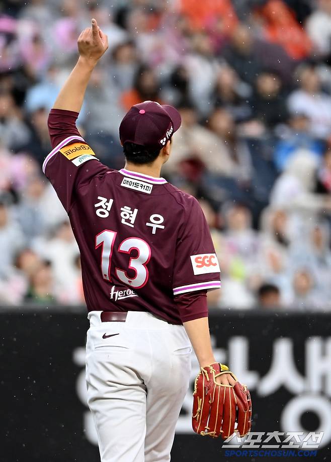 12일 대전 한화생명볼파크에서 열린 키움과 한화의 경기, 2회말 2사 1루 키움 정현우가 한화 이재원이 플라이 타구를 향해 손짓하고 있다. 대전=허상욱 기자wook@sportschosun.com/2025.04.12/