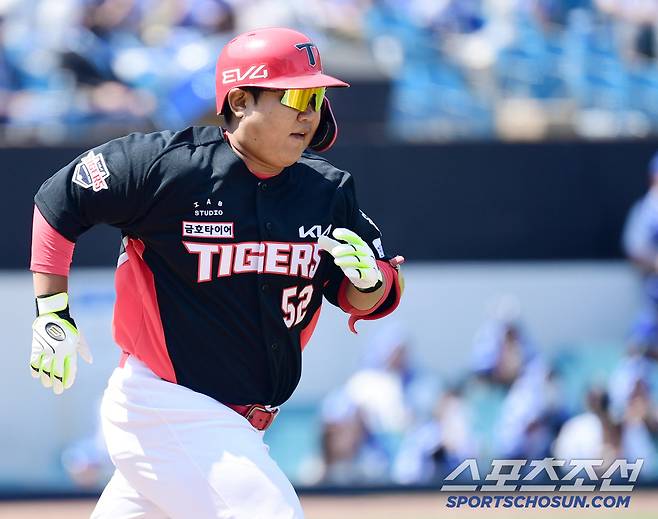 25일 대구 삼성라이온즈파크에서 열린 KBO리그 삼성과 KIA의 경기. 2회 타격 후 1루를 향해 힘차게 달리는 KIA 황대인. 대구=송정헌 기자songs@sportschosun.com/2025.05.25/