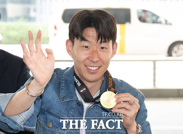 토트넘 홋스퍼의 주장 손흥민이 유럽축구연맹(UEFA) 유로파리그(UEL)에서 우승한 뒤 27일 오후 인천국제공항을 통해 귀국해 우승 메달을 들어 보이고 있다. /인천국제공항=박헌우 기자