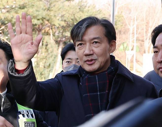 자녀 입시 비리와 청와대 감찰 무마 등 혐의로 기소돼 징역 2년 형이 확정된 조국혁신당 조국 전 대표가 지난해 12월 경기도 의왕 서울구치소 앞에서 수감되기 전 지지자들을 향해 손을 흔들고 있다. 연합뉴스