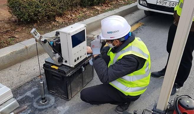 강동구는 서울시와 협업해 시도와 구도를 망라한 관내 도로 구간에 대해 긴급 지하 공동(빈 공간) 정밀 점검을 실시하고 있다. 강동구 제공.