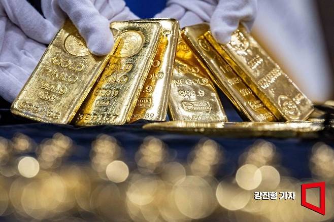 5일 오전 인천 중구 인천공항세관 수출입통관청사에서 직원들이 금 밀수품을 공개하고 있다. 관세청은 최근 국내외 시세 차익을 노린 금 밀수가 증가함에 따라 금 밀수 차단을 위한 집중 단속에 나선다고 밝혔다. 2025.3.5. 강진형 기자