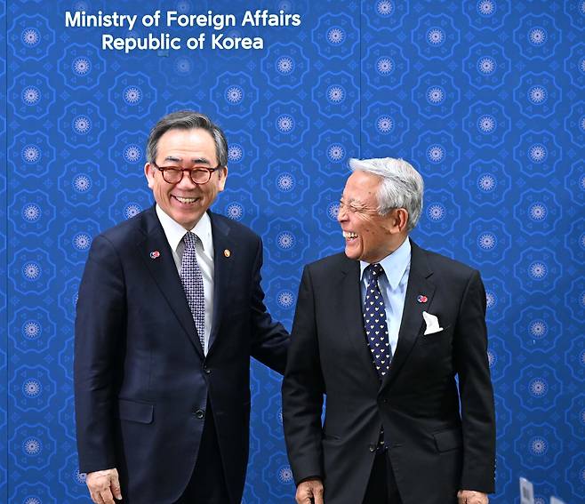 조태열 외교부 장관이 지난 26일 서울 종로구 외교부 청사에서 제57회 한일경제인회의 참석차 방한한 아소 유타카 일한경제협회 부회장을 접견하며 기념촬영을 하고 있다. /외교부