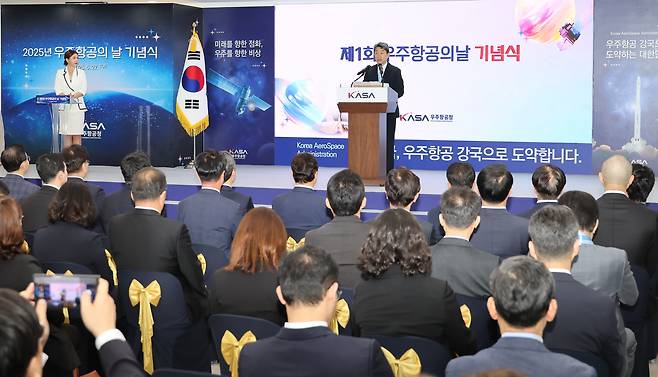 이주호 대통령 권한대행 부총리 겸 교육부 장관이 27일 경남 사천 우주항공청에서 열린 제1회 우주항공의 날 기념식에서 축사를 하고 있다./교육부