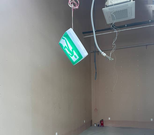 지난 26일 오후 2시 경기 시흥 정왕동 거북섬에 위치한 한 상가 1층 전경. 비상구 비상등이 전선에 대롱대롱 매달려있다. /사진=박지윤 기자