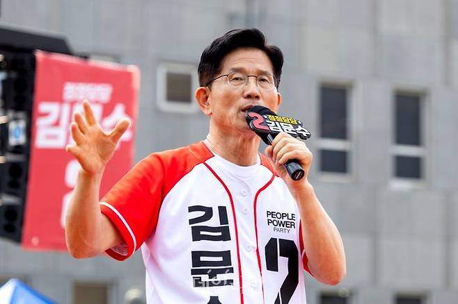 김문수 국민의힘 대선 후보가 지난 26일 오후 경기도 용인시 수지구 포은아트갤러리 광장에서 열린 유세에서 지지를 호소하고 있다. ⓒ데일리안 방규현 기자