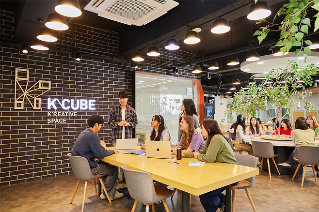 건국대 생명공학관 K-CUBE에서 회의하고 있는 건국대 학생들. 건국대 제공