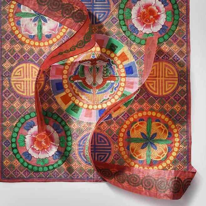 서헌강 사진작가(첫 번째 사진)가 주로 삼국시대 무덤에서 출토되는 오리 모양 토기(두 번째 사진)와 조선시대 궁중에서 의례용으로 사용된 봉황 무늬 인문보(引紋袱)를 찍은 사진. 각각 형태의 곡선과 다채로운 색감이 강조됐다. 서 작가는 “해당 유물만이 보여줄 수 있는 아름다움을 생생하게 전달하고자 노력한다”고 했다. 서 작가 제공