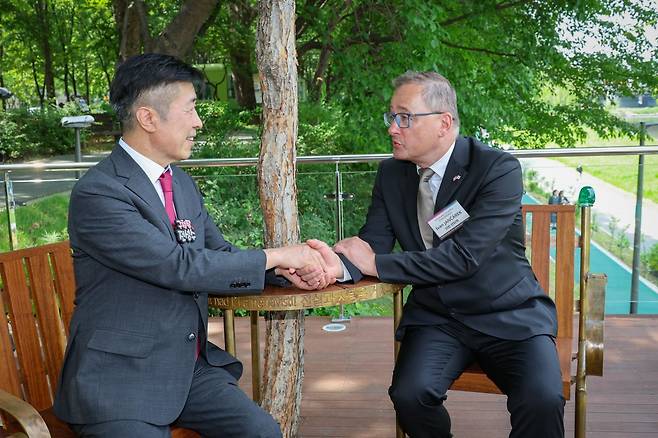 26일 바츨라프 하벨 벤치에서 손을 맞잡은 이반 얀차렉 주한국 체코대사(오른쪽)와 전성수 서초구청장. 서초구청 제공