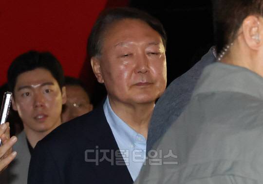 윤석열 전 대통령이 지난 21일 서울 메가박스 동대문에서 다큐멘터리 영화 '부정선거, 신의 작품인가'를 관람하고 영화관을 나서고 있다. 이슬기기자 9904sul@